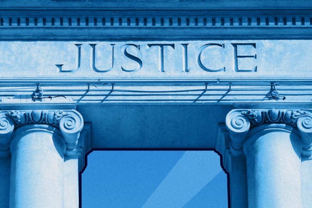 “الاعتداءات على المحامين تهدد الديمقراطية نفسها”