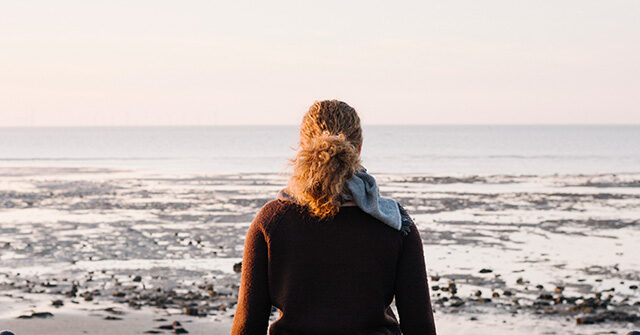 امرأة ترسل رسالة في زجاجة إلى البحر، وتتلقى في المقابل رسالة غاضبة