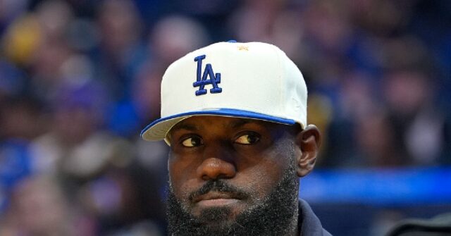 ليبرون جيمس يدعو إلى إيقاف تكساس تروبر الذي دفع لاعبي ساوث كارولينا إلى الإيقاف