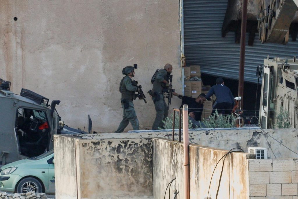 وأظهرت لقطات لجنود إسرائيليين وهم يطلقون النار على فلسطينيين بدا عليهما الاستسلام