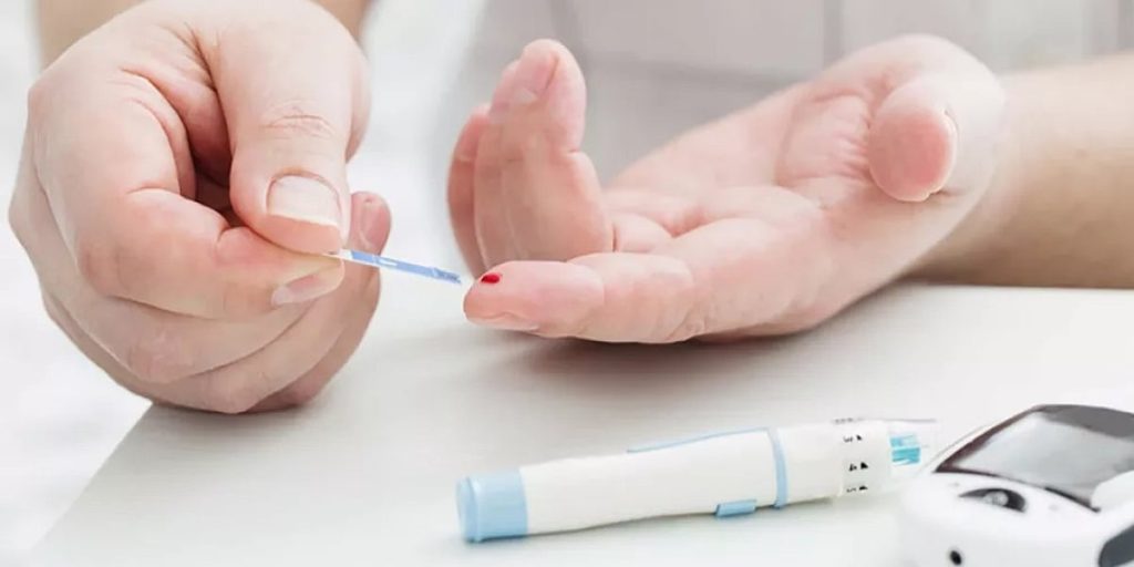 يتلف الأوعية الدموية والأعصاب.. كيف يهدد السكري صحة القلب ويزيد خطر أمراض الشرايين؟