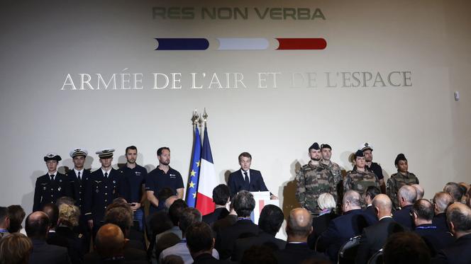 إيمانويل ماكرون أثناء افتتاح قيادة الفضاء، في القاعدة الجوية 101، في تولوز، 12 نوفمبر 2025.
