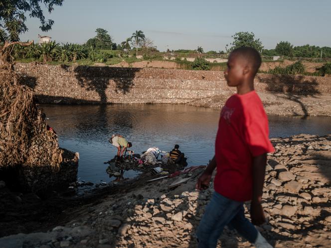 جزء من أعمال تقوية الضفة المحيطة بأعمال القناة على نهر المذبحة، في وانامينت (هايتي)، 10 مايو 2025.