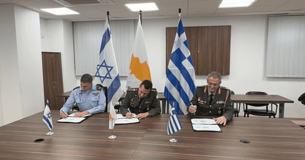 إسرائيل واليونان وقبرص توقّع خطة تعاون عسكري ثلاثية
