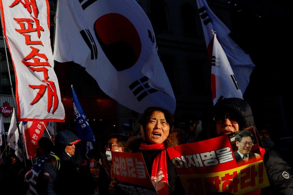 وفي كوريا الجنوبية، تستمر الانقسامات بعد مرور عام على الأزمة السياسية المرتبطة بإجهاض الأحكام العرفية