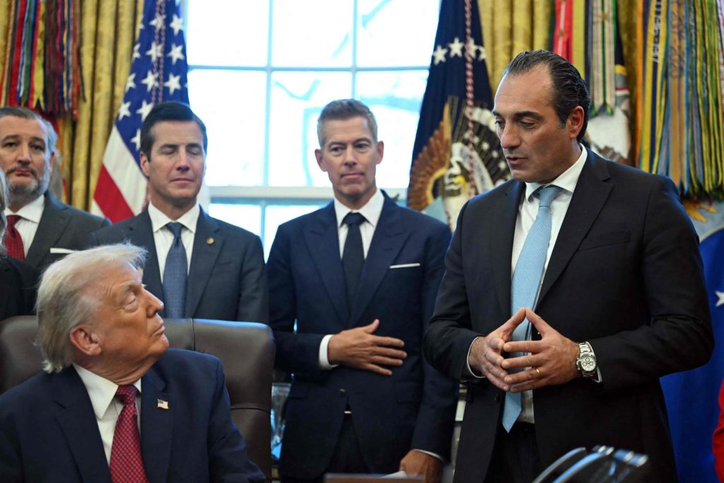 يخفف دونالد ترامب أهداف خفض الانبعاثات المفروضة على شركات صناعة السيارات