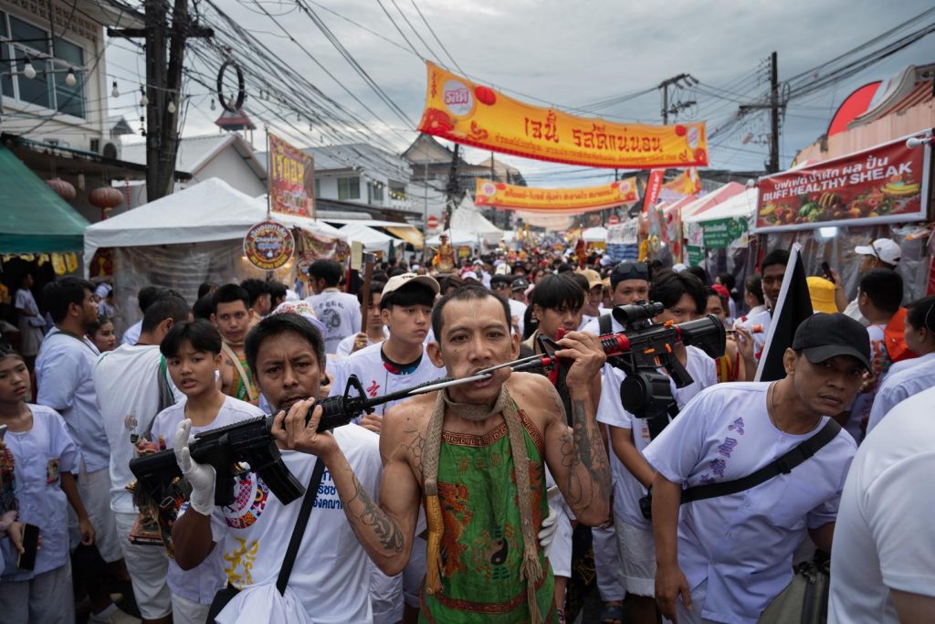 الغوص في مهرجان الطاوية المثير للإعجاب في فوكيت، تايلاند