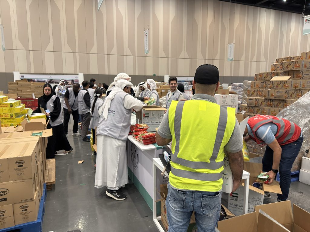 بدء تجهيز «سفينة محمد بن راشد الإنسانية».. متطوعون يسابقون الزمن لإعداد 10 ملايين وجبة لغزة