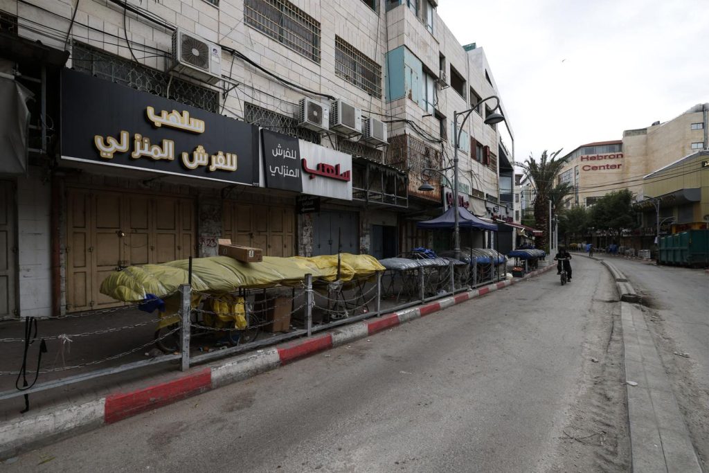 وفي الضفة الغربية، قال الجيش الإسرائيلي إنه قتل فلسطينيين اثنين في محاولة هجوم بمركبة