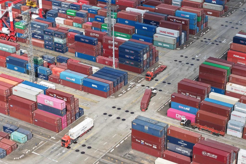 ومع ارتفاع الفائض التجاري الصيني إلى أكثر من ألف مليار دولار، فإن هذا يثير قلق العالم أجمع