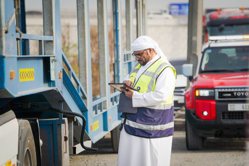 “طرق دبي” تنفذ حملة تفتيشية موسعة للحد من الوقوف العشوائي للشاحنات