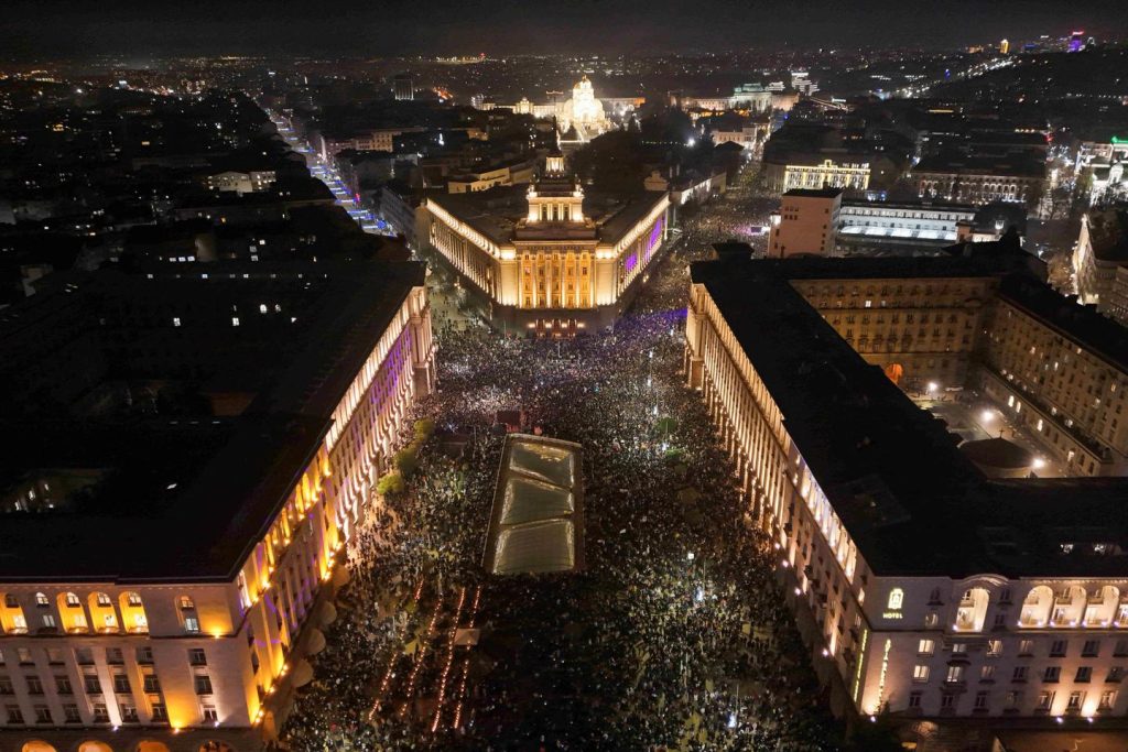 وفي بلغاريا، عشرات الآلاف من المتظاهرين يطالبون برحيل الحكومة