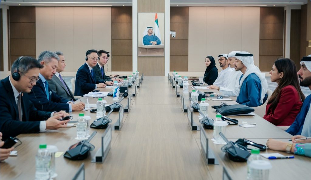 عبدالله بن زايد ووزير الخارجية الصيني يؤكدان في بيان مشترك على عمق الشراكة الاستراتيجية الشاملة بين البلدين