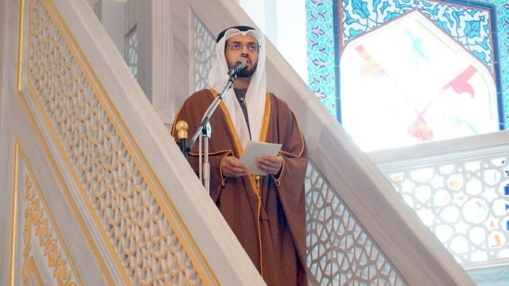 عمر الدرعي يوضح سبب تقديم موعد صلاة الجمعة إلى 12:45 ظهراً من 2 يناير المقبل