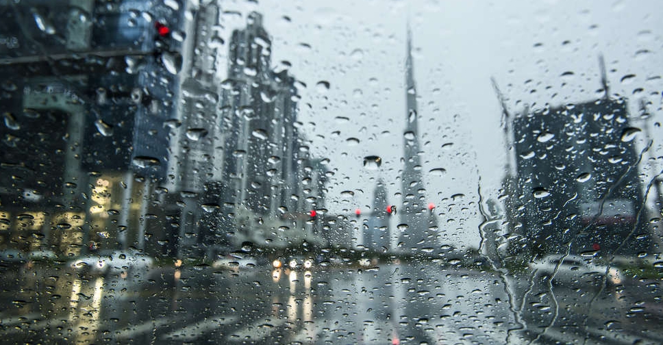 طقس الإمارات غداً.. توقعات بسقوط أمطار على بعض المناطق الساحلية والشمالية