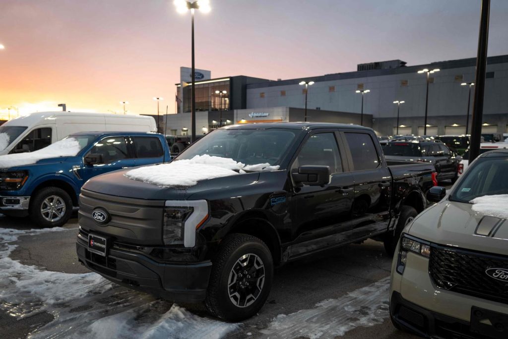 بعد جنرال موتورز، قررت شركة فورد تقليص اعتمادها على السيارات الكهربائية