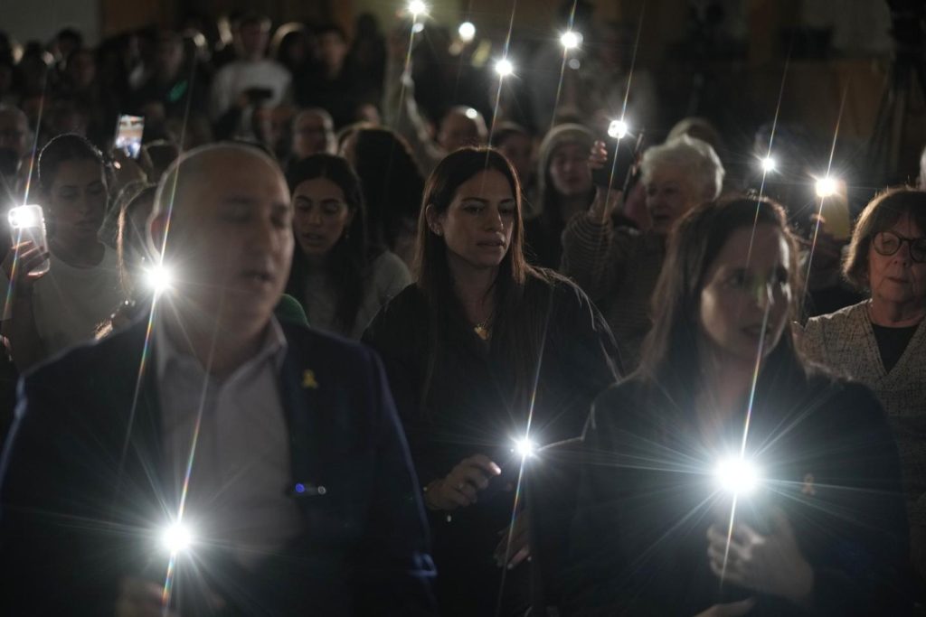 وفي إسرائيل، شاب الاحتفال بالحانوكا إطلاق نار دموي في سيدني