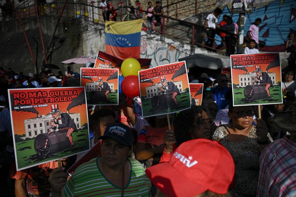 يقول دونالد ترامب إنه يفرض حصارًا كاملاً على ناقلات النفط في جميع أنحاء الدولة الواقعة في أمريكا الجنوبية