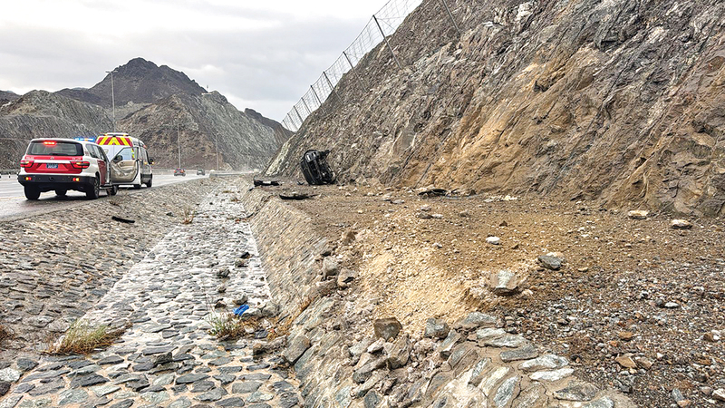 تدهور مركبة في الفجيرة.. وإصابة قائدها بسبب الطقس السيئ