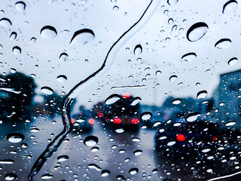 «طرق دبي»: 14 إجراءً مهماً للسلامة والحد من الحوادث أثناء القيادة في الأمطار