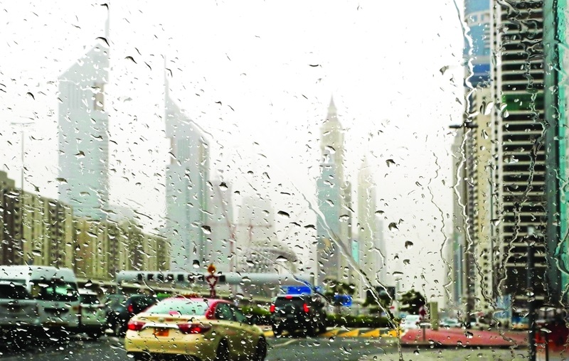 طقس الإمارات غداً.. انخفاض ملحوظ في درجات الحرارة مع أمطار مختلفة الغزارة