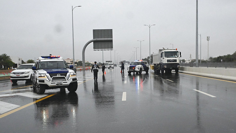 شرطة أبوظبي تتابع الآثار الناجمة عن هطول الأمطار