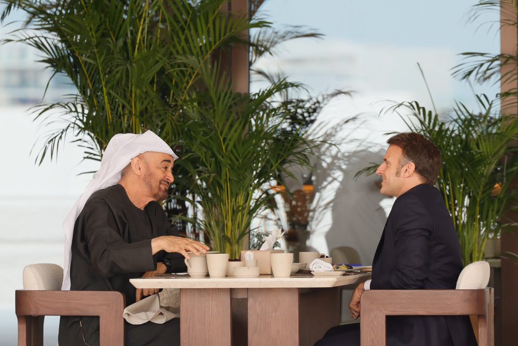 شاكراً رئيس الدولة.. ماكرون: فلنواصل معاً تعزيز شراكتنا الاستراتيجية