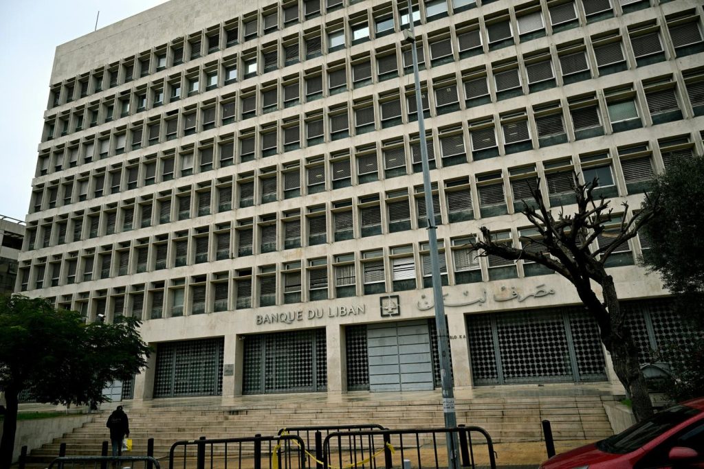 وفي لبنان، الحكومة تتبنى مشروع قانون لإخراج البلاد من المأزق المالي