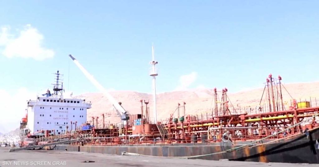 السعودية تعلن شن غارة محدودة على ميناء المكلا