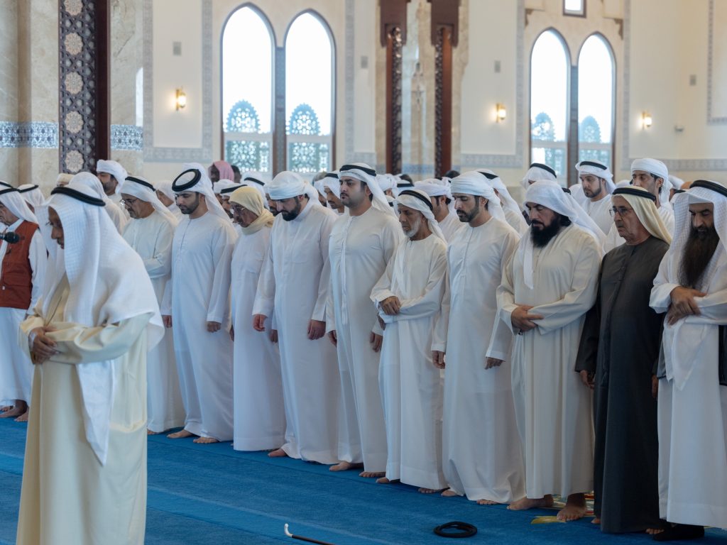 حمدان بن محمد يحضر تشييع جثمان محمد بن عبيد آل مكتوم