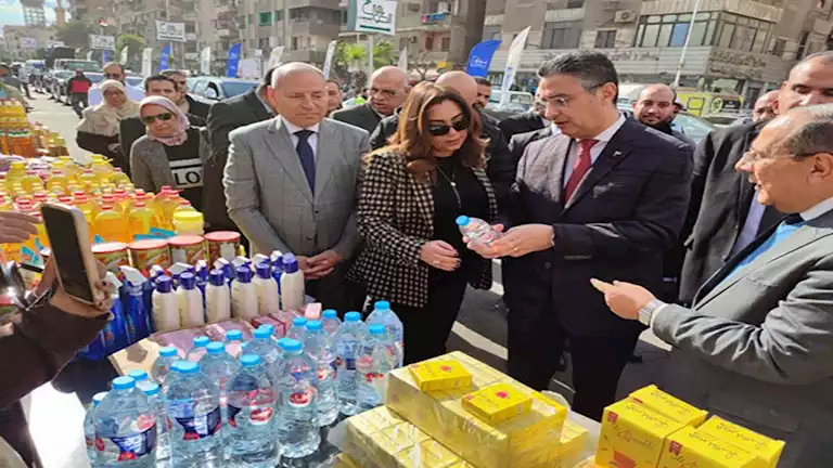 لتخفيف الأعباء عن المواطنين.. وزير التموين يفتتح سوق اليوم الواحد بميد