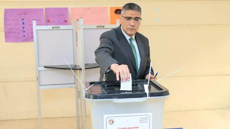 صور.. محافظ الجيزة يُدلي بصوته في انتخابات النواب بالدوائر الملغاة