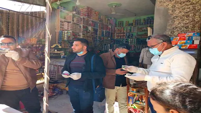 بالصور- ضبط أغذية منتهية الصلاحية في حملة على الأسواق بالوادي الجديد