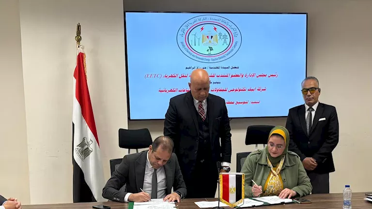 “نقل الكهرباء” توقع عقدًا لدعم مشروعاتها في شمال ووسط سيناء