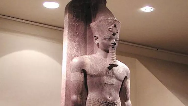 إزاحة الستار عن تمثالَين ضخمَين للملك أمنحتب الثالث بعد ترميمهما