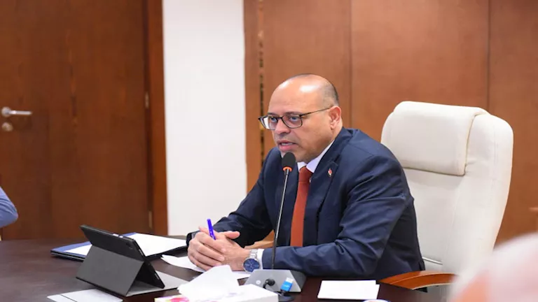 تنفيذًا لتوجيهات الرئيس السيسي.. وزير العمل يبحث مستجدات الاستراتيجية