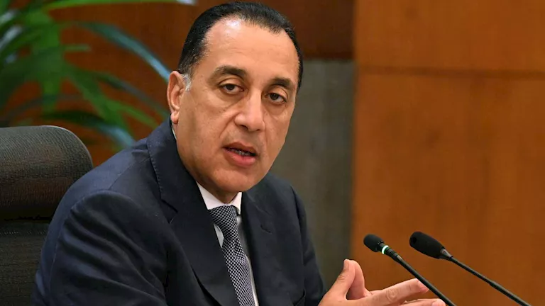 رئيس الوزراء يُغادر إلى لبنان لبحث ملفات التعاون المشترك والقضايا الإق