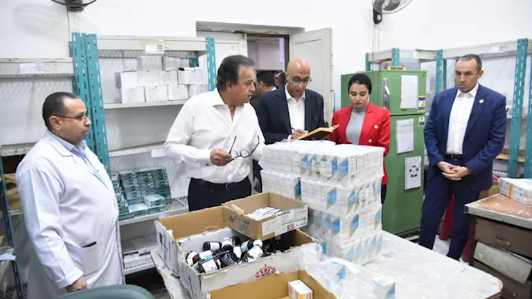 جولة مفاجئة لوزير الصحة بمستشفى “سنورس” بالفيوم.. ماذا قرر؟