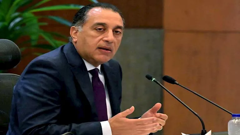 إنتاج 990 عربة كيوت.. مدبولي يتابع ملفات عمل الإنتاج الحربي