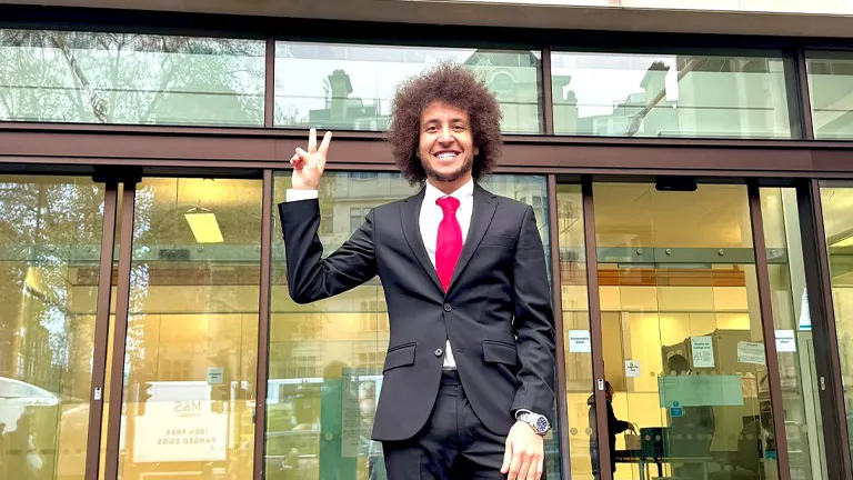 صاحب واقعة الدفاع عن السفارات المصرية.. أحمد عبدالقادر ميدو يصل مطار ا