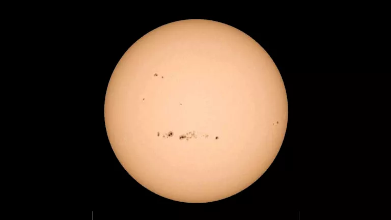 بقعة شمسية ضخمة.. مخاوف من عاصفة جيومغناطيسية قد تؤثر على الاتصالات