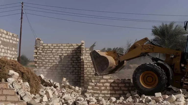 إحالة عدد من قيادات المحليات بالإسماعيلية للنيابات المختصة للتحقيق