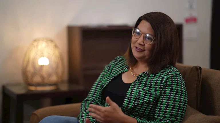 نُقلَت للعناية المركزة.. الكاتبة ميرال الطحاوي تتعرض لحادث سير بأمريكا