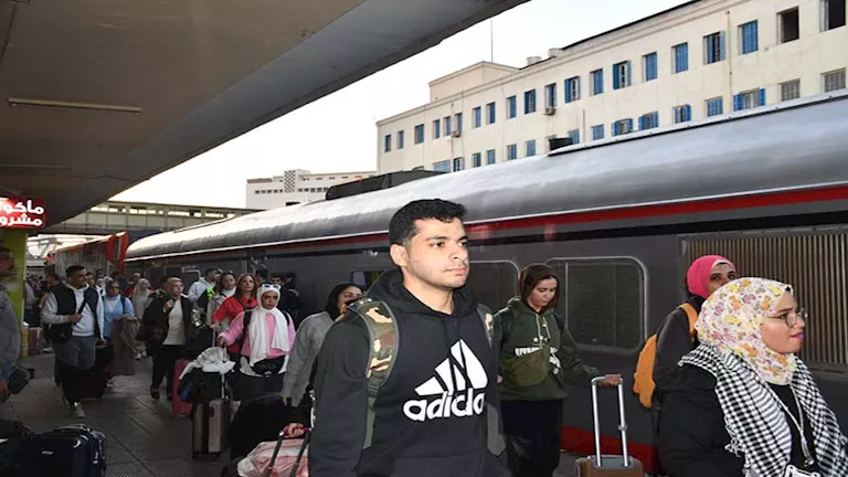 صور.. انطلاق أولى رحلات قطار الشباب بمشاركة 500 شاب وفتاة لزيارة المعا