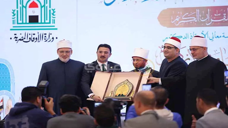 محمود الشحات أنور يفتتح المسابقة العالمية للقرآن الكريم بمسجد مصر الكب