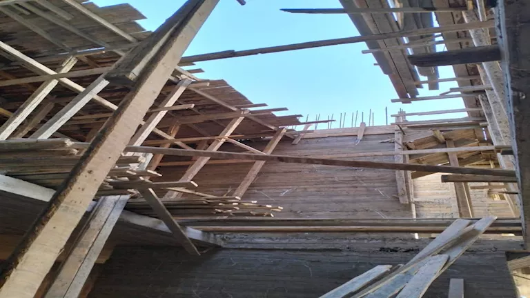 إصابة 7 عمال في سقوط صبّة خرسانية داخل مبنى تحت الإنشاء ببنها