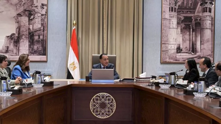 مدبولي يتابع مع محافظ البحيرة ملفات العمل والموقف التنفيذي لعدد من الم