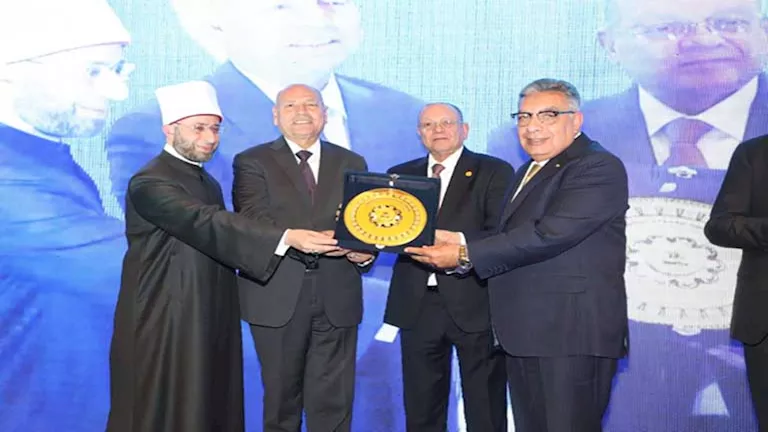 بحضور محلب.. محافظ القاهرة يشهد حفل توزيع جائزة محمد ربيع ناصر للبحث ا