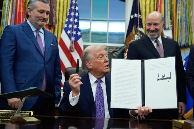 محاطًا بتيد كروز (يسارًا)، عضو مجلس الشيوخ عن ولاية تكساس، وهوارد لوتنيك، وزير التجارة، يقدم دونالد ترامب الأمر التنفيذي الذي وقعه للتو بشأن الذكاء الاصطناعي، في المكتب البيضاوي بالبيت الأبيض، في واشنطن، 11 ديسمبر 2025.