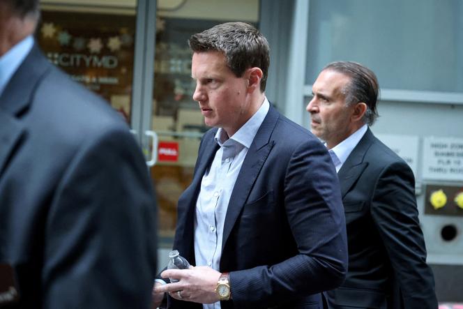 ديفيد إليسون، الرئيس التنفيذي لشركة Paramount Skydance، يغادر بورصة نيويورك بعد مقابلة، 8 ديسمبر 2025. 